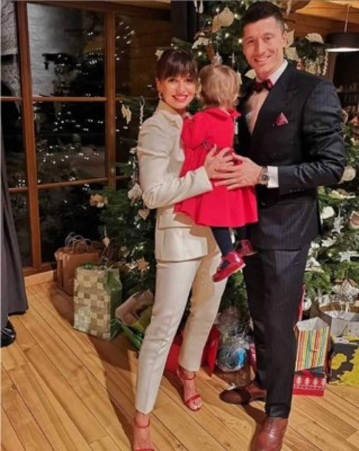 Robert Lewandowski, delantero polaco del Bayern Múnich, junto a su esposa Anna Lewandowska e hija.