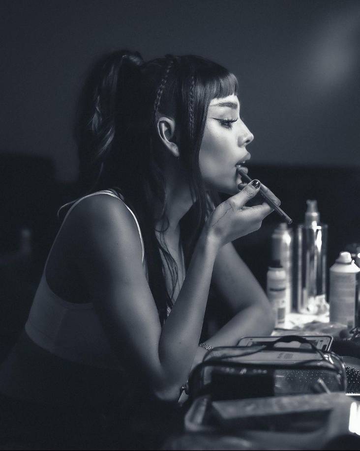 La mexicana expresa lo atrevida y divertida que es su personalidad por medio de la moda, con prendas en tendencias que hacen que sus seguidores se inspiren en ella para recrear su look.