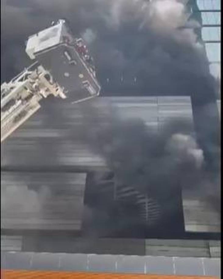 Las imágenes que deja el incendio en el lujoso Brickell City Centre de Miami