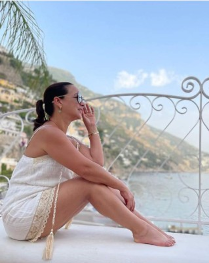 Y aunque muchos de sus seguidores le comentaron lo hermosa que se ve, otros le reprocharon que no incluyera en su álbum familiar a Toni, pues el bailarín si compartió varios videos del viaje en los que aparecía Adamari.<br/>