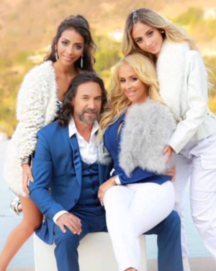 Marco Antonio Solís.<br/><br/>El Buki ha mantenido un sólido matrimonio con su segunda esposa, la modelo cubana Cristian Salas, con quien se casó en 1993. Juntos tuvieron dos hermosas hijas, Marla y Alison.<br/><br/>“La luz del amor llega sola, lo único que nos corresponde es mantenerla encendida. Que cada pareja invente sus propias fórmulas, ¡es lo mejor!”, aconsejó el cantante en sus redes sociales.<br/>