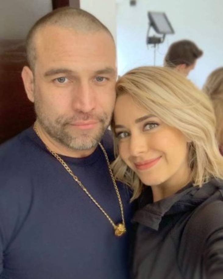 “Oye apá tú tranquilo y yo nerviosa. Te quiero por siempre”, escribió la intérprete de 29 años junto a una foto en la que posa con Amaya.<br/>