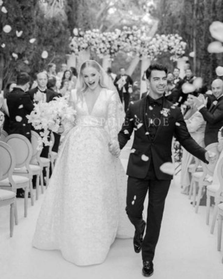 7. Sophie Turner y Joe Jonas<br/><br/>El cantante de los Jonas Brothers y la actriz que interpretó a Sansa Stark en Game of Thrones , tuvieron dos bodas. <br/><br/>La pareja se casó en mayo en una boda express en Las Vegas y meses después celebraron una <a href='https://www.laprensa.hn/espectaculos/1298935-410/sophie-turner-joe-jonas-primera-foto-su-boda-francia' style='color:red;text-decoration:underline' target='_blank'>ceremonia por todo lo alto en Francia</a> .<br/><br/>