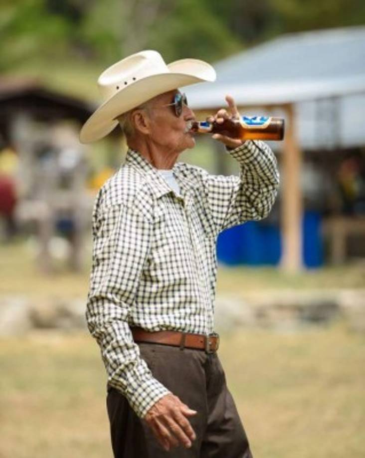 Las fotos de don Marcial se viralizaron en cuestión de minutos y miles de internautas lo felicitaron por arribar a sus 100 años en buen estado de salud y con una actitud de campeón.