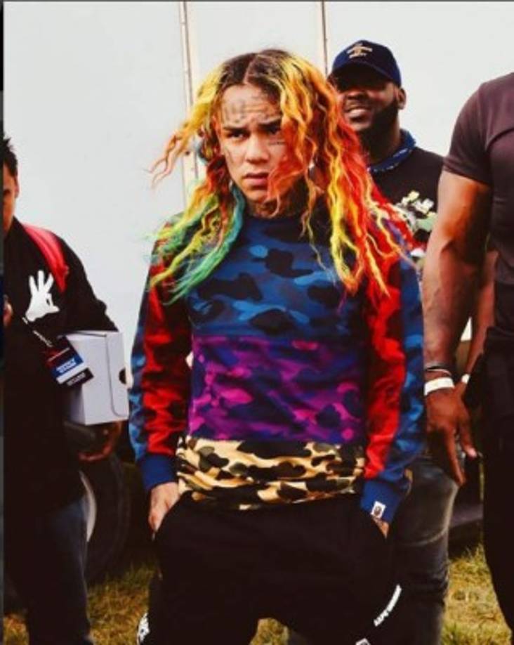 A Tekashi 6ix9ine y su grupo están acusados de conspirar para cometer crímenes como participar en un robo a mano armada y en varios tiroteos, así como vender drogas entre las que se mencionan heroína, fentanilo, MDMA y marihuana, esto según medios de comunicación de EEUU. <br/><br/>En EEUU disparar un arma de fuego durante un delito, conlleva una sentencia máxima de cadena perpetua -la mínima es de 25 años de prisión.