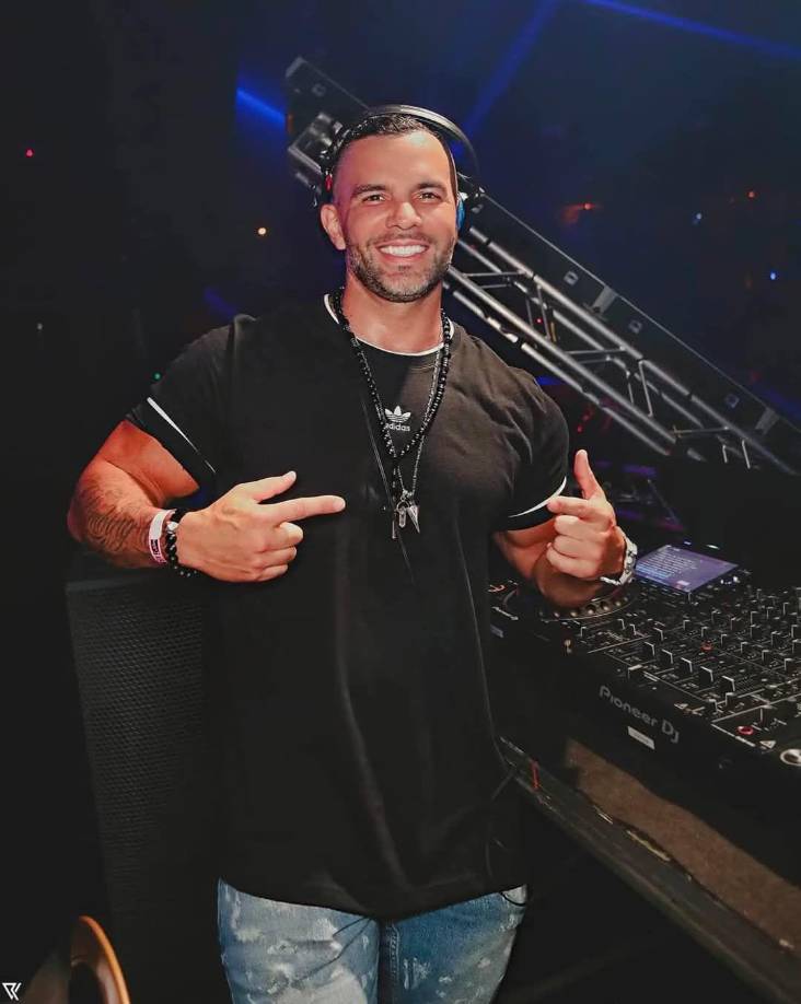 En su cuenta de <b>Instagram</b>, donde acumulaba más de <b>14 mil seguidores</b>, Adrián solía compartir momentos que reflejaban sus dos grandes pasiones: <b>pilotear aviones</b> y ser <b>DJ</b>.