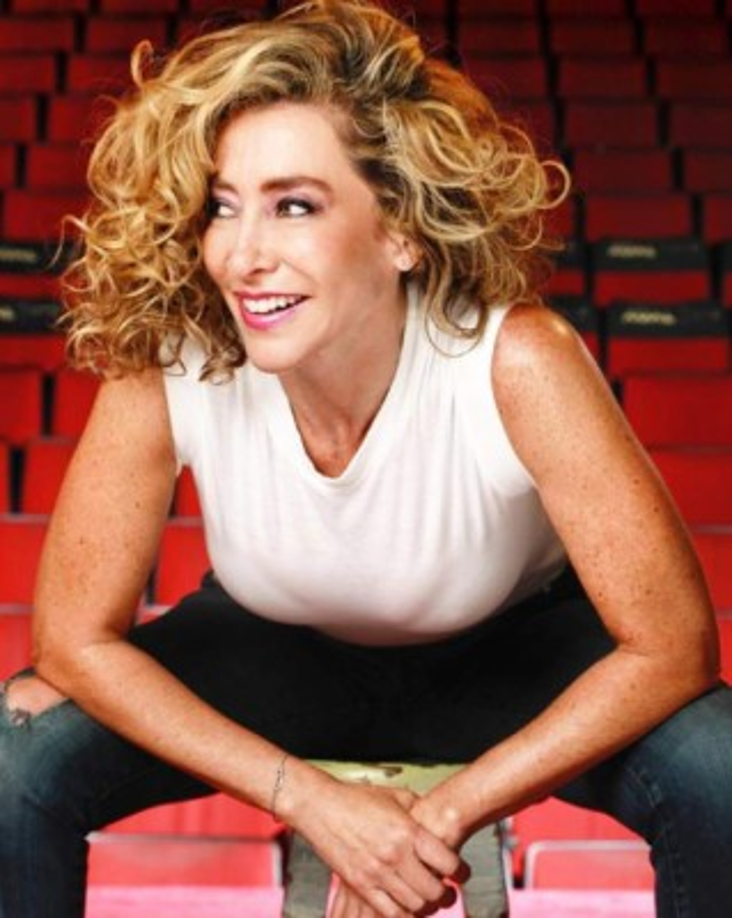 El pasado 28 de junio Marcela Carvajal cumplió 50 años de edad y no podría lucir más espectacular. La actriz ha preferido no recurrir a la cirugía estética para cambiar su aspecto y es una fiel amante de la belleza al natural.