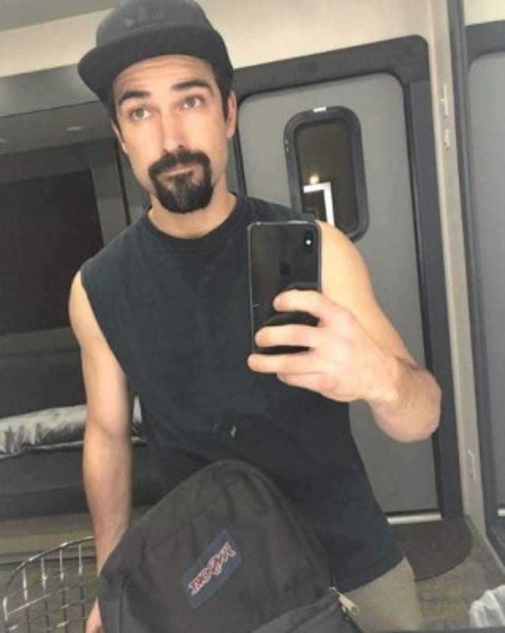 En la actualidad tiene una hija y formó parte de la puesta en escena La Sociedad de los Poetas Muertos; Camaleones, en el 2010, fue su última telenovela en México. <br/>