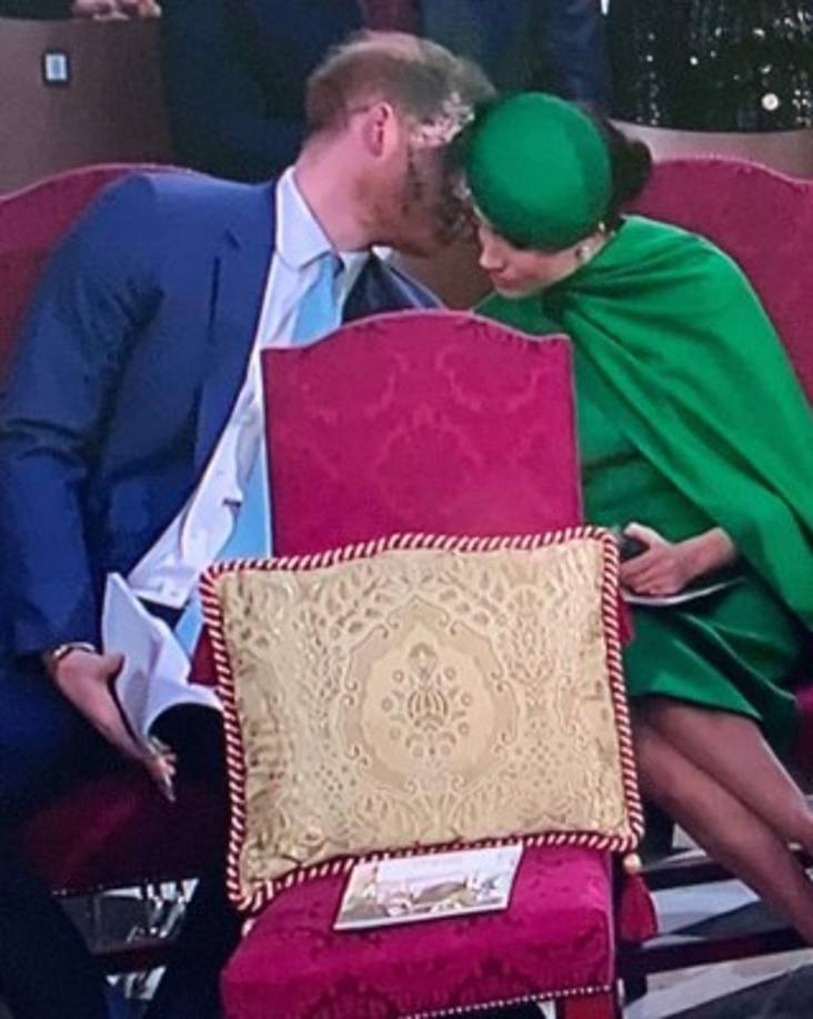 A diferencia del año pasado, Harry y Meghan fueron conducidos a sus asientos en la iglesia en Londres, en lugar de esperar la llegada de la Reina y caminar con la monarca y los royals de primer rango como lo hicieron en marzo de 2019.