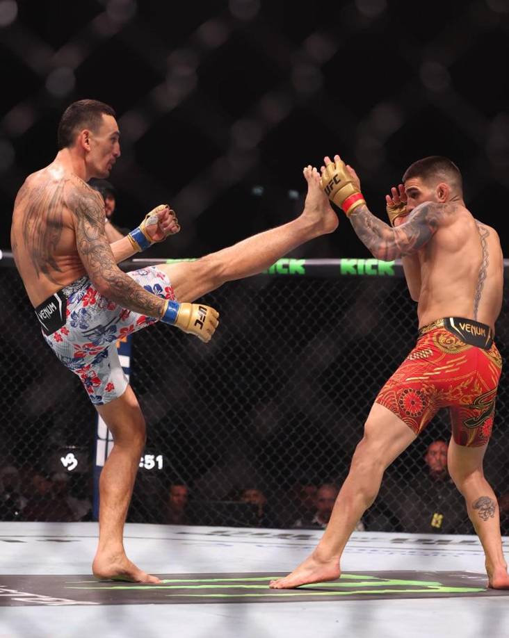 Pero Topuria también tuvo que sufrir. Holloway se la puso difícil la pelea al español.