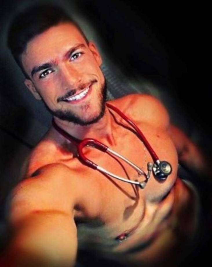 Fran Suárez es un joven enfermero que trabaja en un hospital en Madrid y está ganado fama en Instagram por sus ardientes fotos.