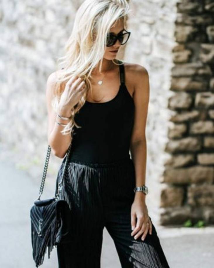 La modelo alemana, pareja del extremo del Borussia, ha sido llamada a declarar acusada de realizar publicidad encubierta.