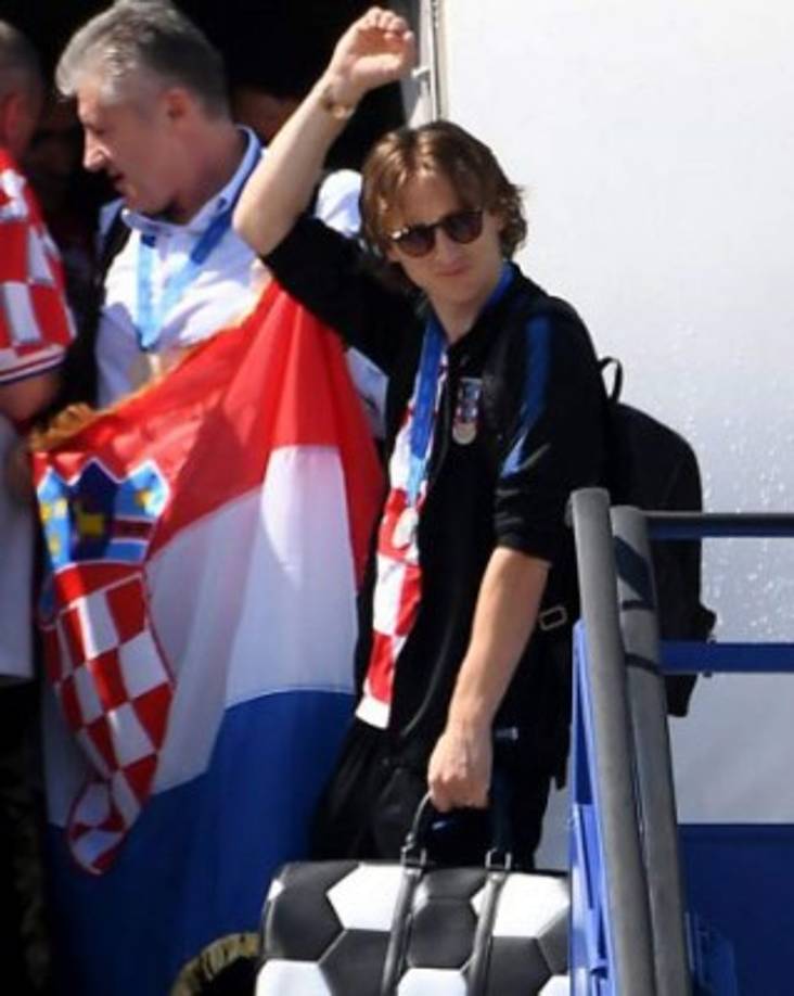 Los jugadores, liderados por el capitán Luka Modric, designado mejor jugador del Mundial-2018, bajaron del avión, tras los pasos del entrenador Zlatko Dalic y del presidente de la Federación, Davor Suker, quien portaba una gran bandera nacional.