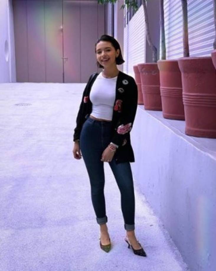 La jovencita asegura estar orgullosa de sus raíces mexicanas. En sus redes sociales gusta de usar trajes típicos, los cuales resaltan aún más su belleza.