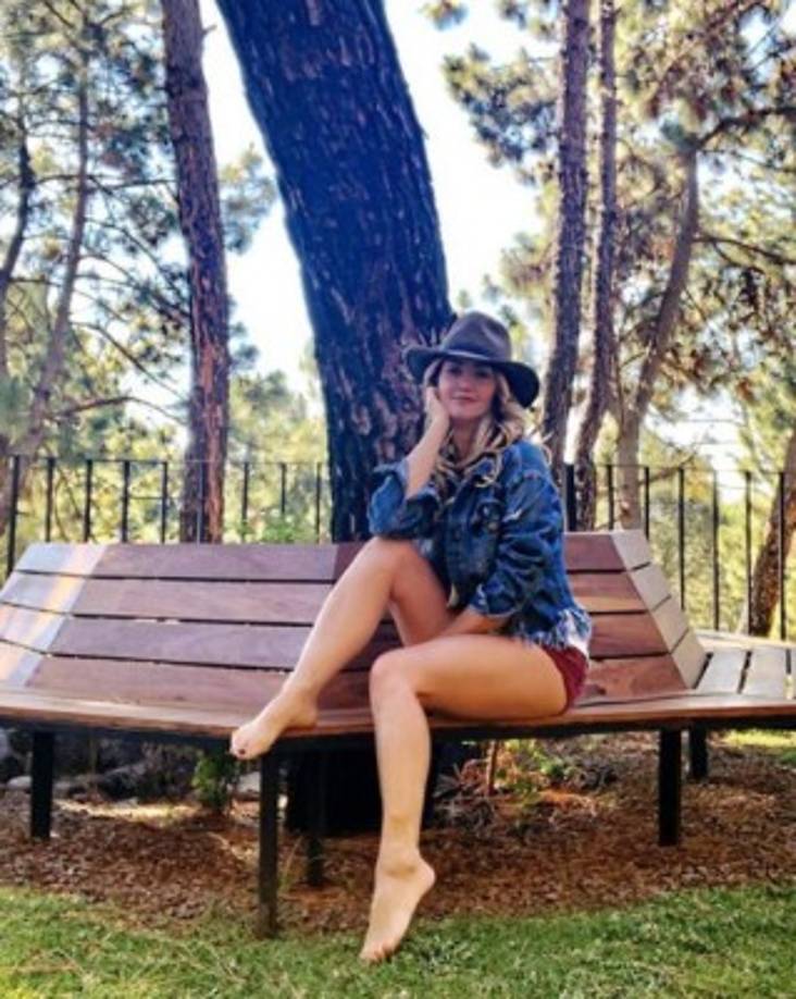 Andrea Legarreta inició como modelo de comerciales de televisión a los 2 años de edad, a los 8 años de edad ingresó a estudiar, canto, baile y actuación en el Centro de Capacitación Artística de Televisa y participó en programas en los siguiente programas: Nosotros los Gómez, Papá soltero, Tres Generaciones, Plaza Sésamo y la telenovela Carrusel, entre otros.