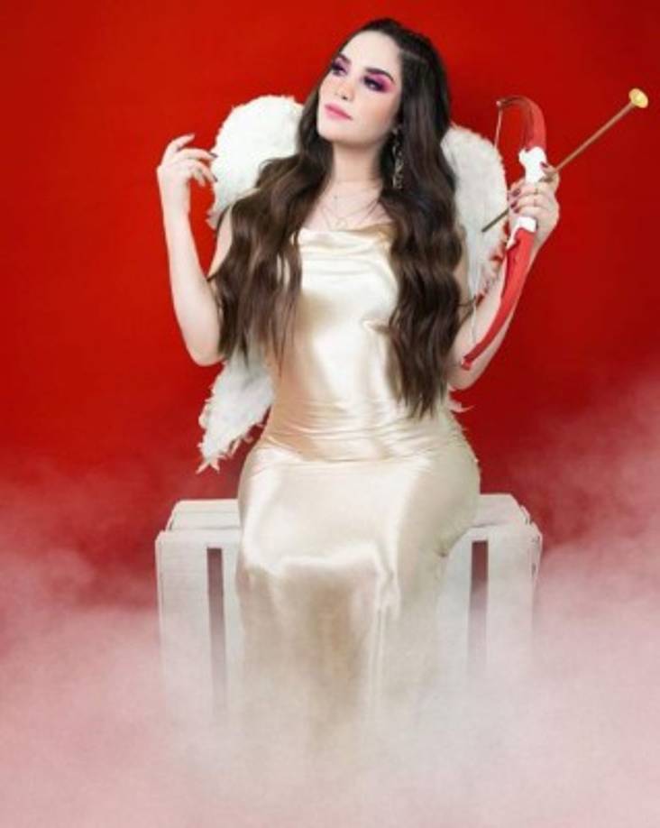 Constantemente publica imágenes de sus numerosos viajes y eventos alrededor del mundo. Así como aprovecha las fechas especiales a nivel mundial para disfrazarse. En esta foto la vemos que hace de 'Cupido'.