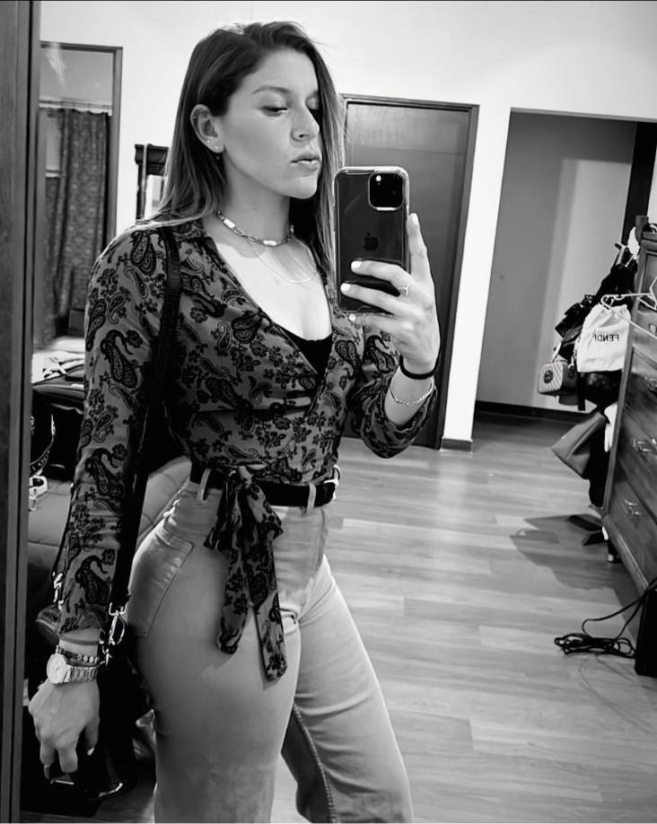 Hace cuatro años, la delantera tuvo que atravesar por uno de los momentos más difíciles en su vida tras la pérdida de su mamá, quien hoy por hoy no solamente es el ángel que le acompaña, sino su motivación en cada uno de sus pasos: “Fue muy duro, es algo con lo que tienes que cargar todo el tiempo, vivir con ello, a mí me han dicho siempre que tengo que aprender a vivir con ello y yo todavía no aprendo, siendo sincera, simplemente creo que mi mamá me dejó muchos valores muy marcados que hoy en día son los que me tienen aquí”.