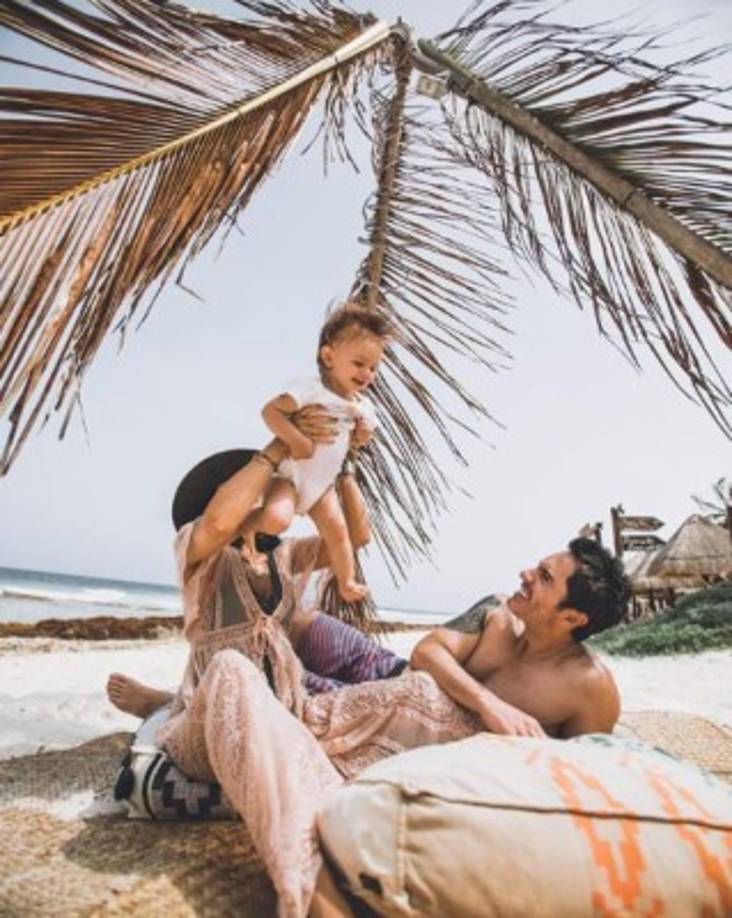 Las imagenes fascinaron a los seguidores de la pareja, sin embargo, las fotos compartidas en las historias de Aislinn provocaron furor y se viralizaron en redes.