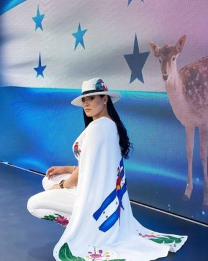 La Guara Roja también adorna el sombrero que utiliza la guapa presentadora.<br/>