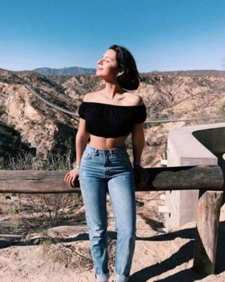 Desde que era tan solo una pequeña comenzó a mostrar dotes de cantante, razón por la que se ha convertido en una acompañante habitual de su papá, tanto en el escenario como en los eventos a los que es invitado.