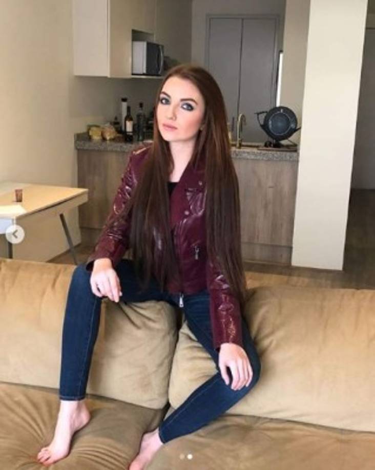 Es muy apasionada de los colores oscuros, en especial en el maquillaje, pues así logra potencializar su increíble mirada.