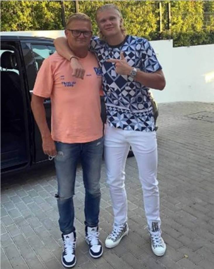 Erling ha disfrutado estas vacaciones junto a su padre Alf-Inge Haaland, exfutbolista noruego que jugaba de defensa.