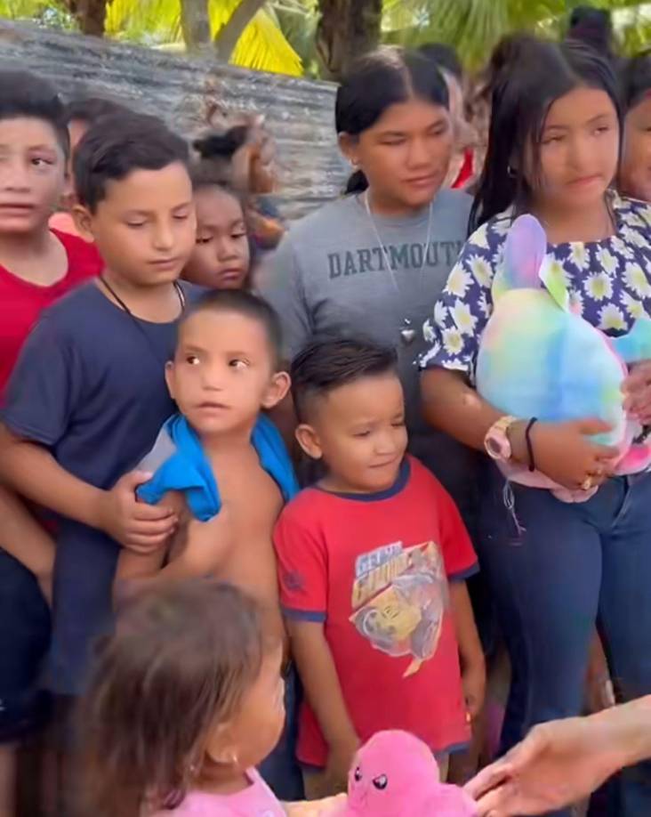 Stephanie Cam abrazó y entregó a niños hondureños regalos como peluches, cuadernos y lápices.