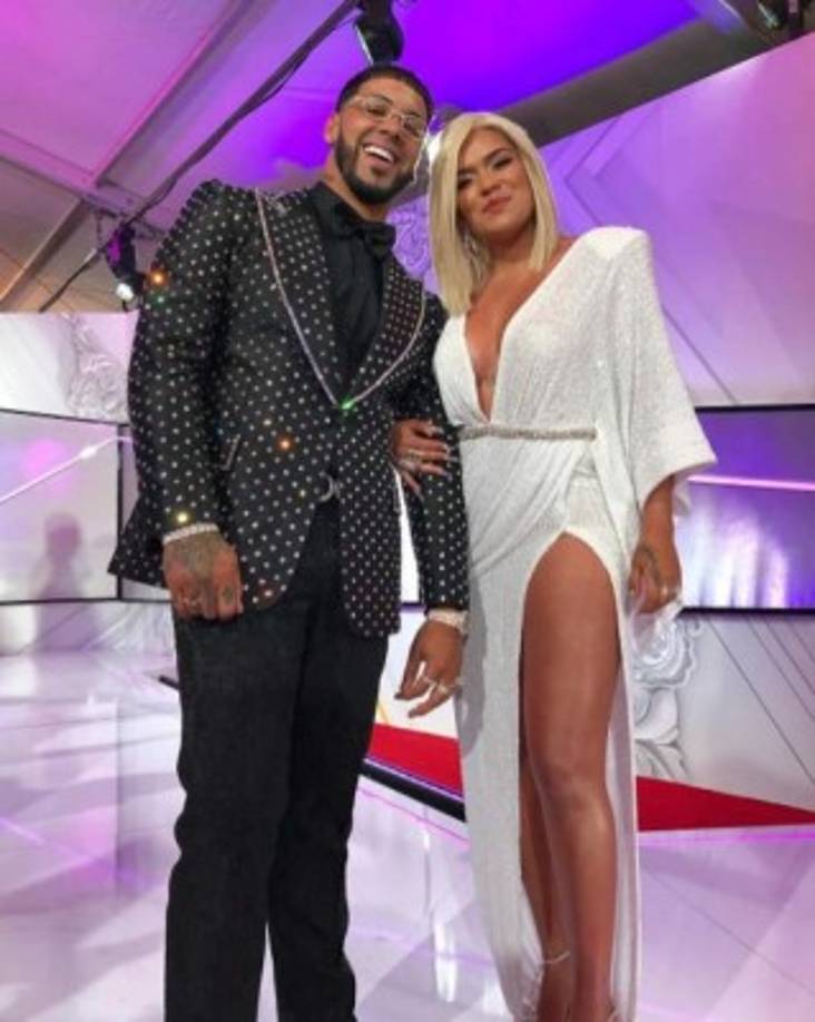 En todo el evento Anuel AA y Karol G estuvieron casi todo el tiempo tomados de la mano.