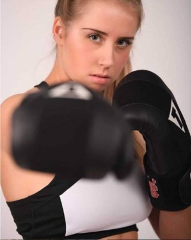 La bella chica trabaja actualmente en Alcoa, una empresa estadounidense, donde es Asesor de adquisición de talento en Canadá.