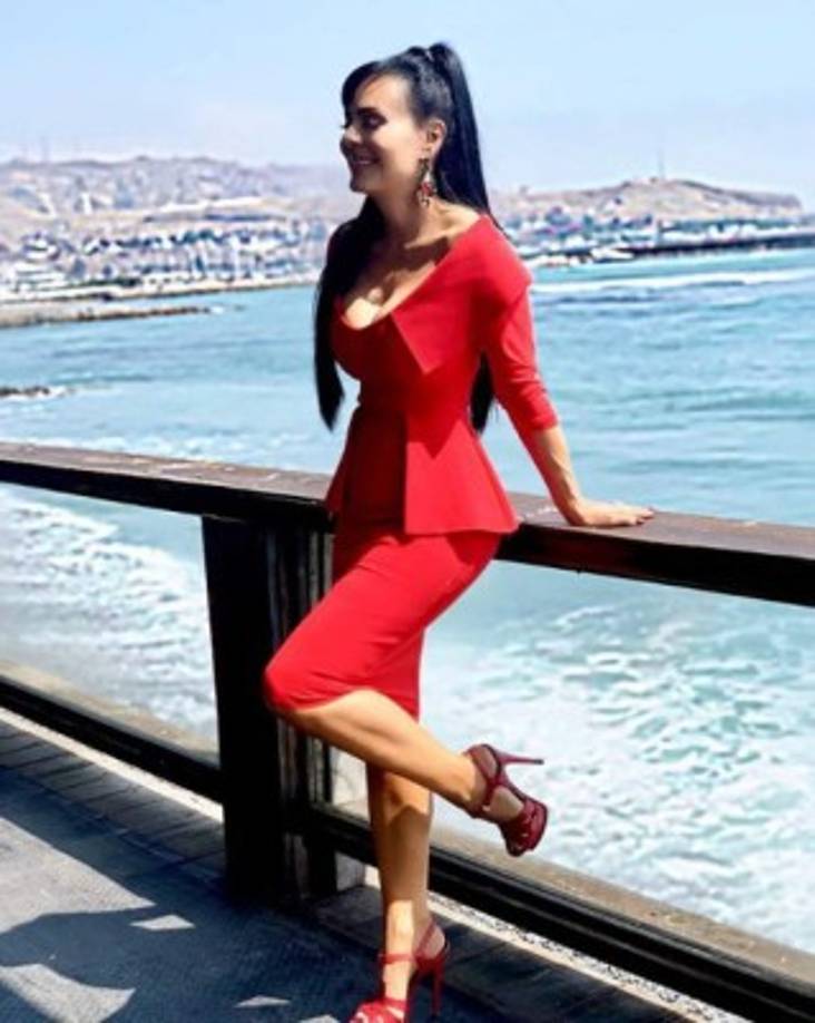 Al concluir sus estudios artísticos no logró incursionar en la televisión, pero sí en el teatro, actuando en 1980 en su primera obra Los caballeros de la mesa redonda.<br/><br/>