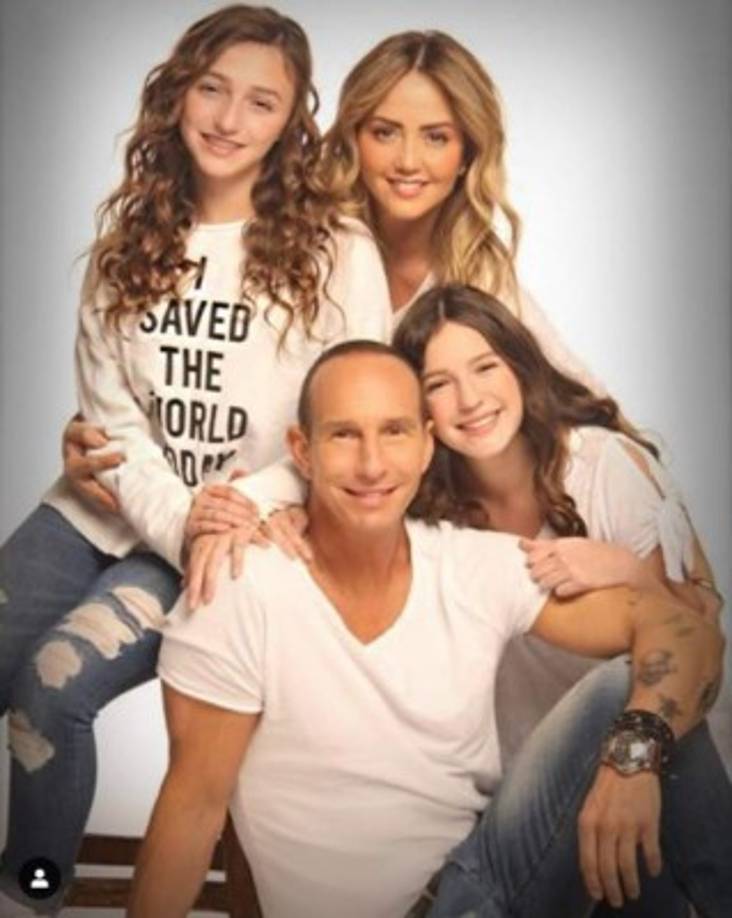 La guapa conductora se fue acompañada de sus hijas Nina y Mia, y claro que también su esposo Erick Rubí.