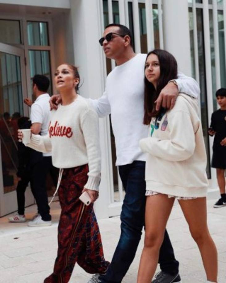 Alex Rodríguez aprovechó para agradecer por importante en su vida ' Estoy agradecido por la salud y mi amada familia y amigos.', escribió el comentarista deportivo junto a una foto con su prometida, Jennifer López y su hija mayor. MIRA: <a href='https://www.laprensa.hn/fotogalerias/farandula/1343211-411/marc-anthony-as%C3%AD-era-yate-andiamo-destrozado-incendio' style='color:red;text-decoration:underline' target='_blank'>Fotos del lujoso yate que Marc Anthony perdió a causa de un incendio</a>