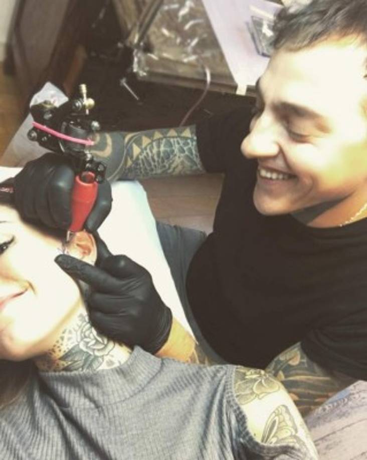 La joven argentina al parecer está obsesionada con marcar todo su cuerpo con diferentes diseños.