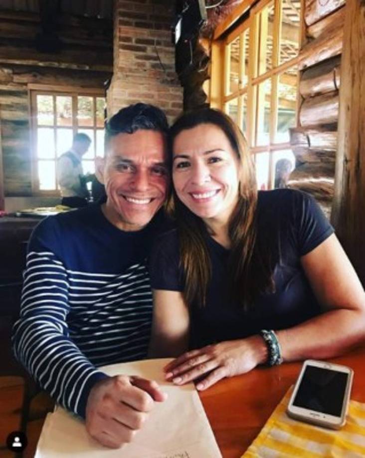 Cuando cumplieron 26 años de casados escribió un hermoso mensaje para ella: 'En todo tiempo has creído cada locura de fe. Siempre he dicho que tú has sido un instrumento de Dios para toda la bendición que ha entrado a mi casa. <br/>Amo tu disposición, tu humildad y el corazón de servicio que tienes. <br/>Y sobre todo, tu anhelo de manifestar adentro la verdad de Dios antes de ser alguien afuera. Gracias por hacerme tanto bien y agregar valor a mi vida. Eres una mujer como la de Proverbios 31. Gracias por tanto, que Dios bendiga nuestro matrimonio y familia. Y que nuestro hogar sea el lugar donde el Señor disfruta estar. Feliz aniversario, mi amor'