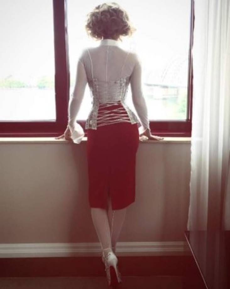 La elegante cantante, compositora, actriz y modelo británica es una de las preferidas en la palestra artística.