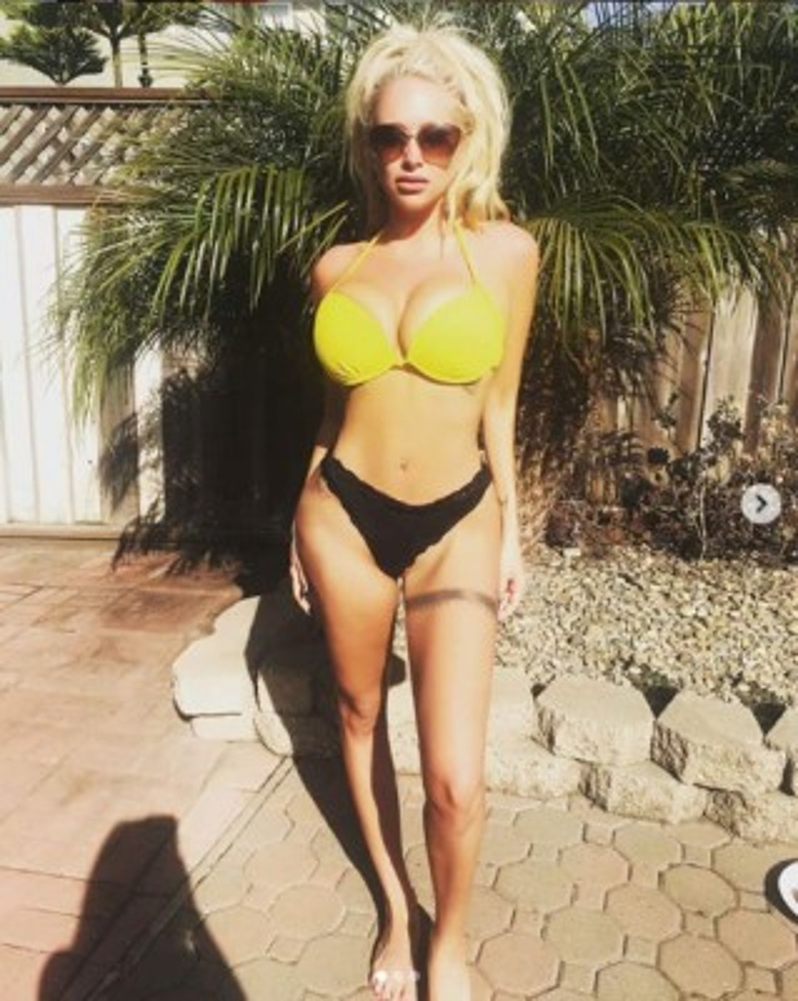 Según explicó el departamento de policía, una de las ventanillas del auto estaba rota. Al llegar, los agentes encontraron el cuerpo del doctor.