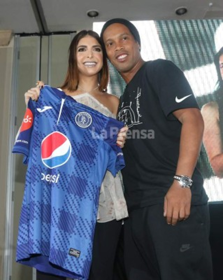 Andrea Atala, hija del presidente vitalicio del Motagua, junto a Ronaldinho .