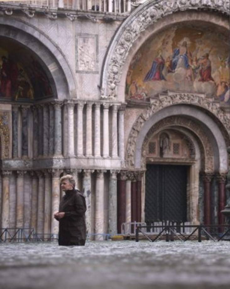 La preocupación vuelve a concentrarse en la basílica de San Marcos, ya que debido a que se encuentra en uno de los puntos más bajos de la ciudad, volverá a sufrir hoy nuevas inundaciones como las del pasado martes cuando su cripta quedó completamente anegada, empapando los sarcófagos de los patriarcas y los mármoles y mosaicos que la de decoran.