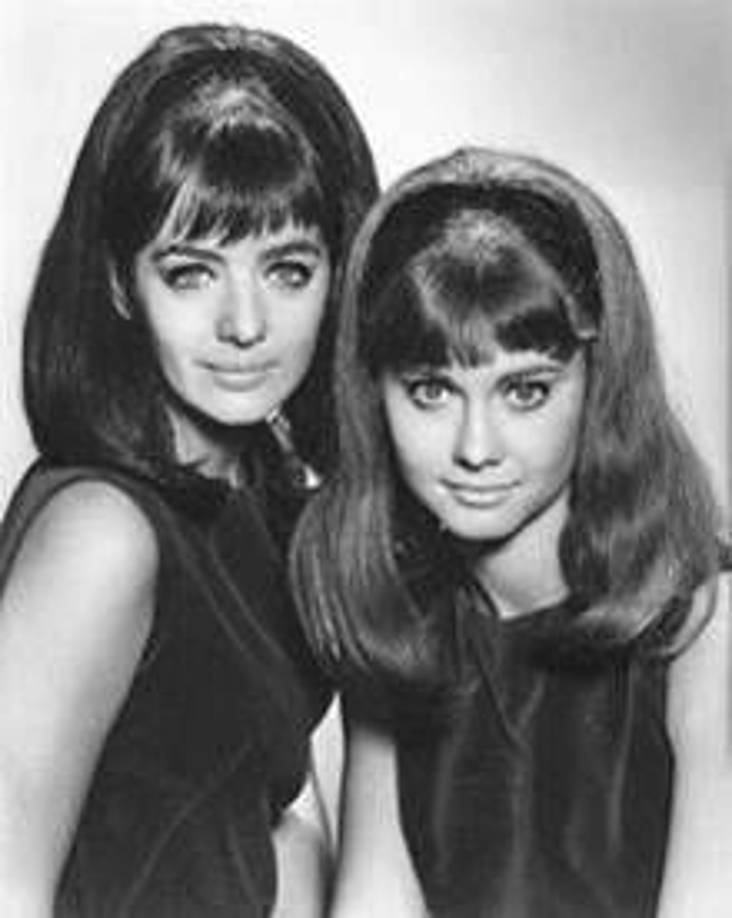 En su juventud, Olivia comenzó a participar en concursos de canto y en una ocasión, junto a su amiga Pat Carroll ganó y consiguió viajar a Inglaterra, donde grabó varios de sus primeros temas sin mayor reconocimiento. Su primera canción fue Till you say you’ll be mine en 1966.