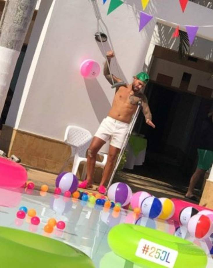 Según las fotos que circulan el cantante celebró su cumpleaños por anticipado en una fiesta sorpresa acompañado de su novia Natalia Barulich, su familia y amigos cercanos.