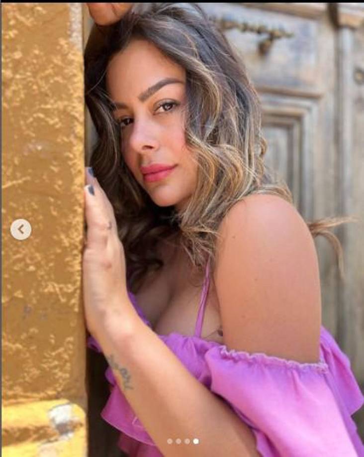 Desde muy pequeña se interesó en el mundo del modelaje. En 2005 dio sus primeros pasos participando en varios certámenes de belleza, en los que obtuvo varios premios, como el título de <i>Miss Turismo</i>.