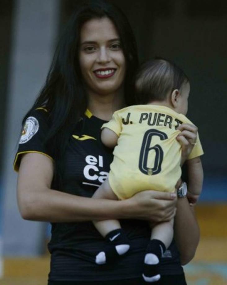 La joven esposa del futbolista Jairo Puerto llegó al estadio Morazán acompañada de su hijo.