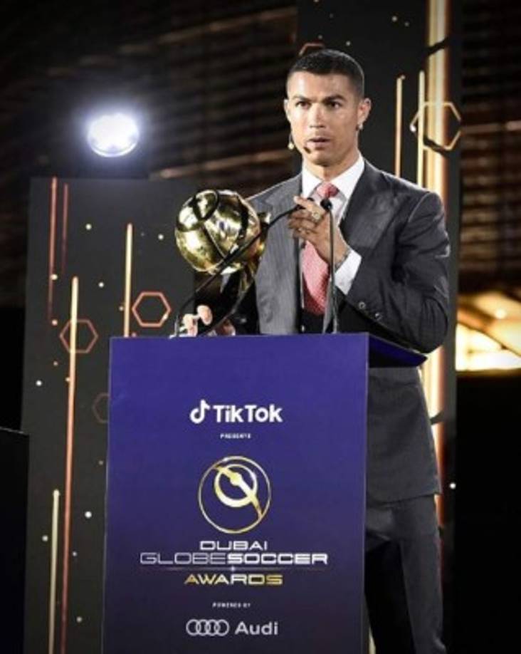 CR7 después de recibir el galardón al Mejor Jugador del Siglo XXI.