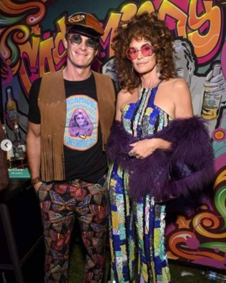 La supermodelo Cindy Crawford y su esposo Rande Gerber se mostraron muy divertidos con sus looks de los años 60 para salir de fiesta.
