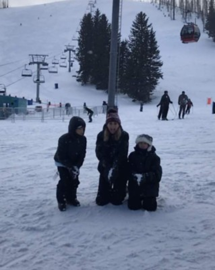 Aracely se mira muy feliz en compañía de sus dos pequeños amores.