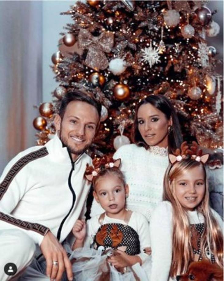 Ivan Rakitic, mediocampista croata del Sevilla, con su esposa Raquel Mauri y sus hijas.