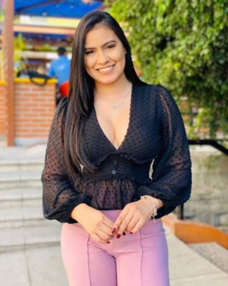 Desde que inició poniéndose los implantes de senos, la curvilínea presentadora no ha querido parar hasta obtener la figura deseada.<br/>