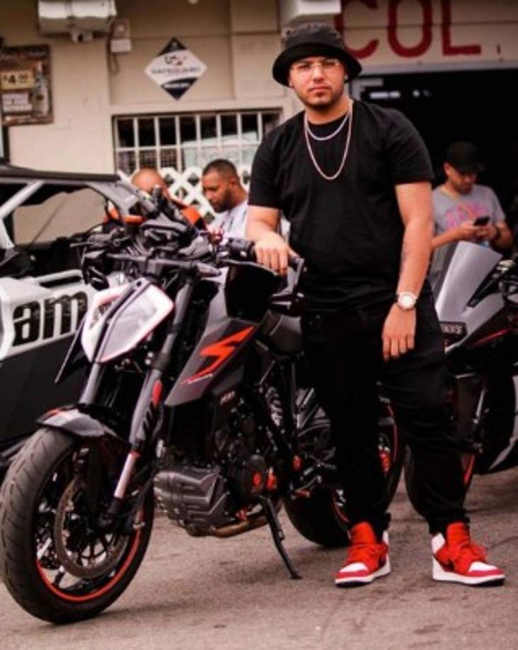 Fabián publicó lo siguiente en su cuenta de Instagram: “Lo más que ha alegrado mi día hoy. Gracias por nunca dejarme solo y estar pa’ mi y darme fuerzas tú y @a.reyes_3 y @gustavo_rr son mi vida y mi motivación”.