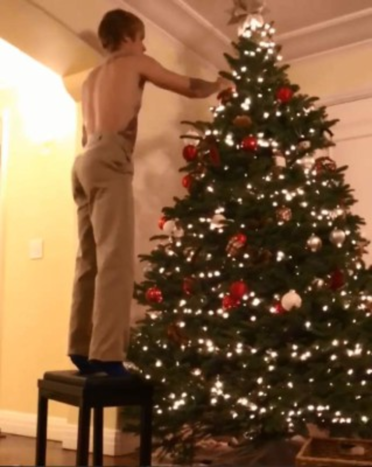 Justin Bieber mostró no solo el proceso de la realización de su árbol, sino que su sexi torso.