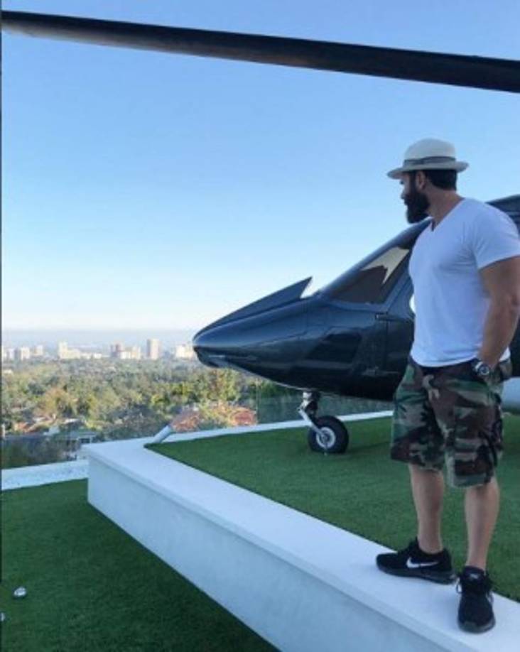 El 'playboy' presume su vida llena de lujos y excesos en su red.